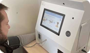 Медицинский работник анализирует данные